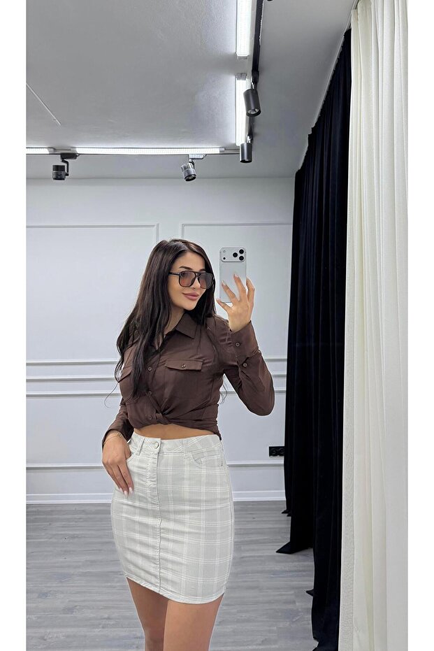 تنورة قصيرة مربعات ذات أزرار أمامية باللون الرمادي - 2