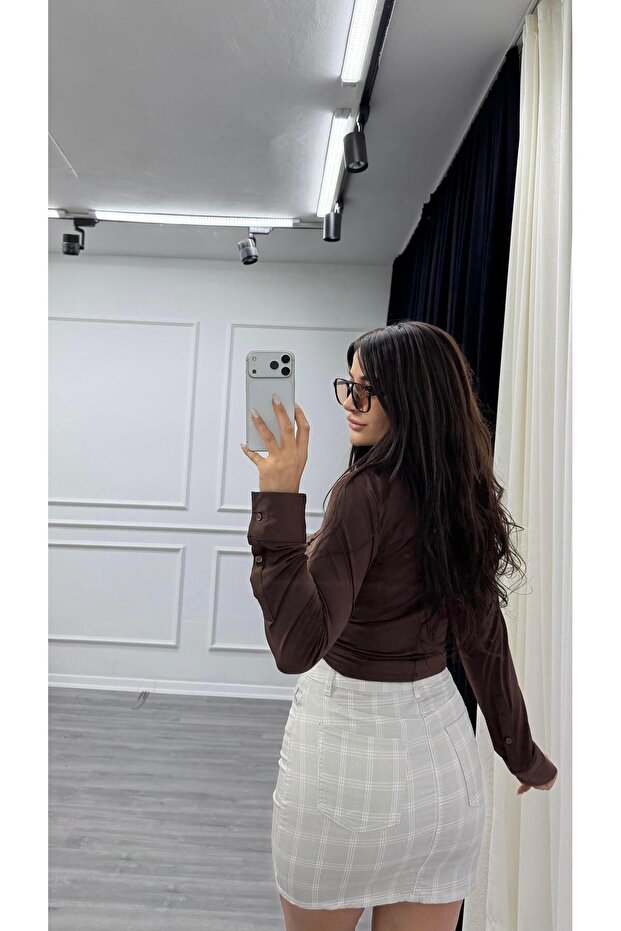 تنورة قصيرة مربعات ذات أزرار أمامية باللون الرمادي - 5