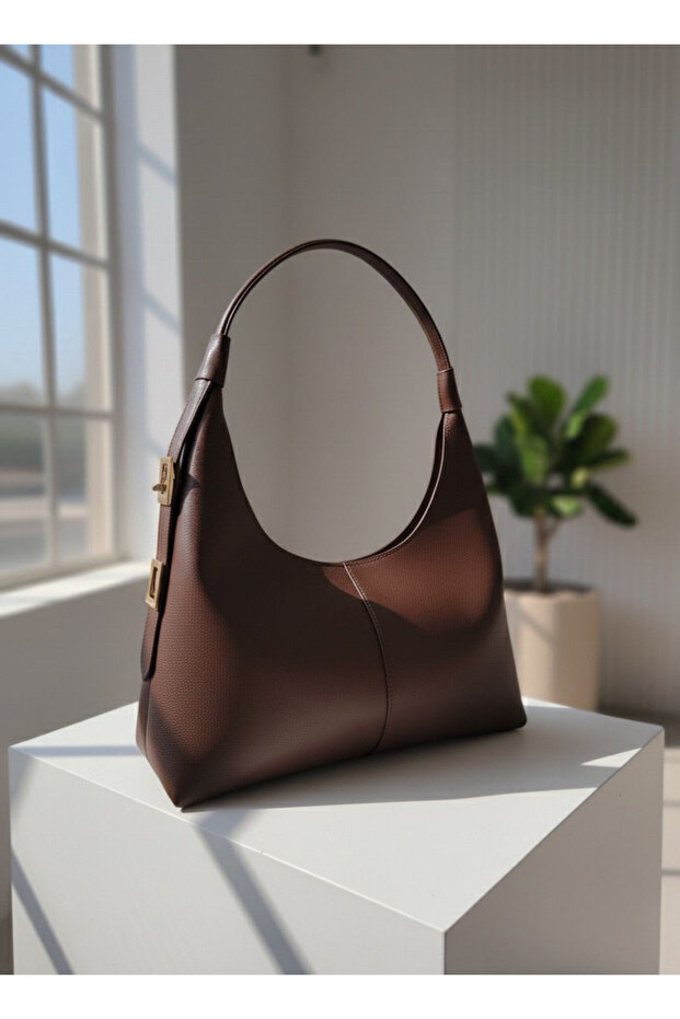 حقيبة كتف نسائية من Mira Series، لون بني داكن، مبطنة، بقصّة خاصة، تصميم كلتش باغيت