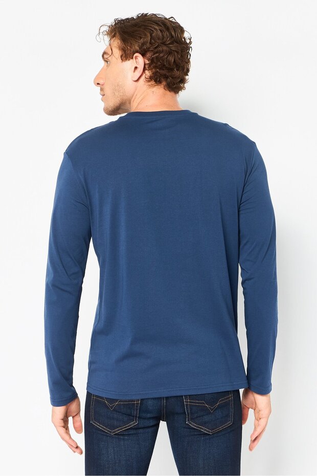 تي شيرت رجالي سادة بأكمام طويلة وياقة دائرية، أزرق داكن - 3