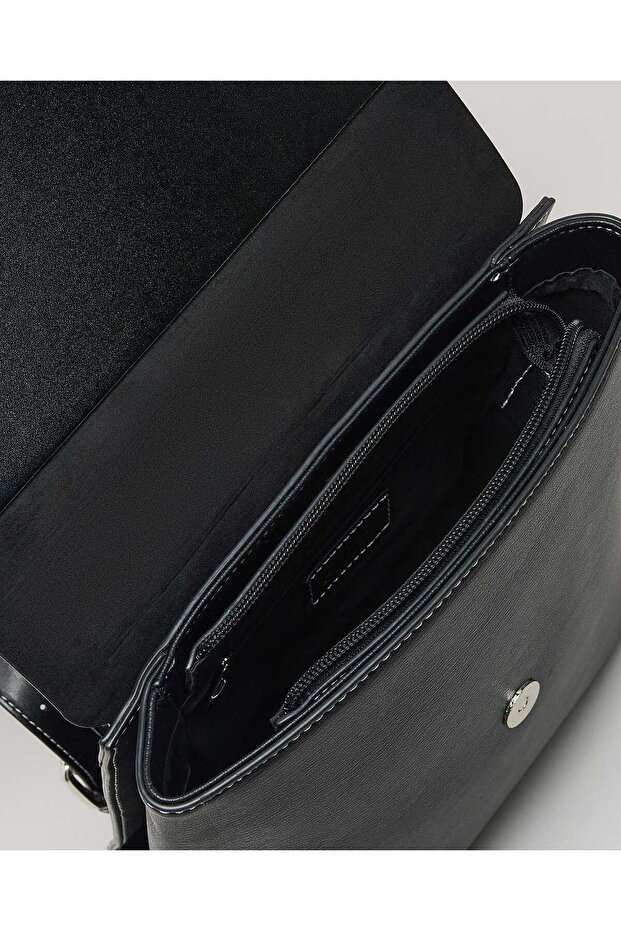 حقيبة ظهر نسائية سوداء ذات غطاء صلب - 5