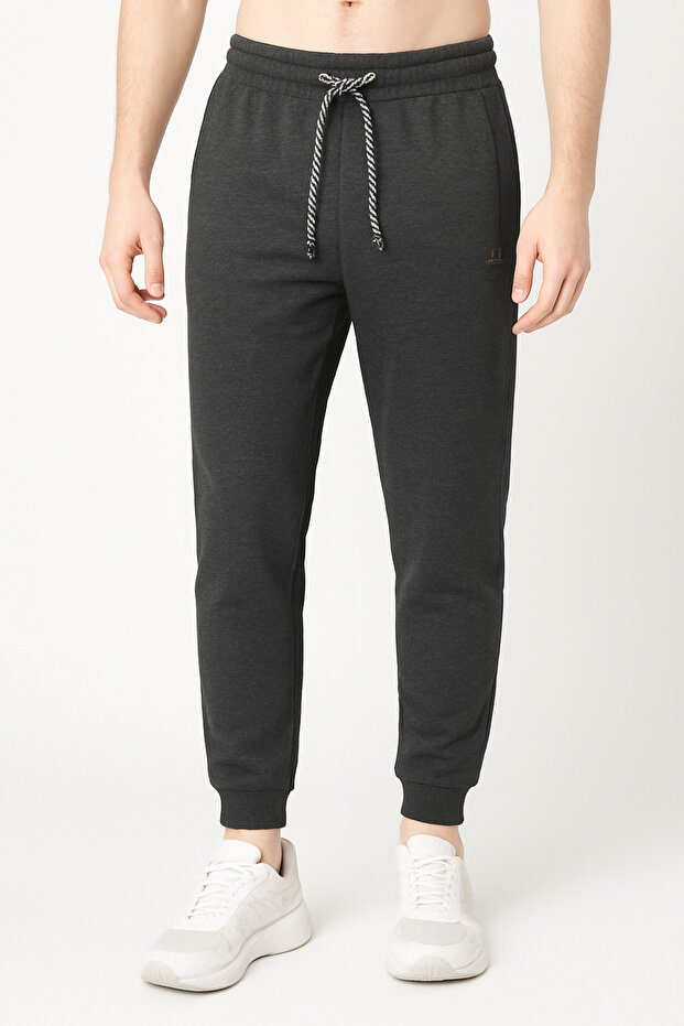 Men’s Classic Jogger Pants.