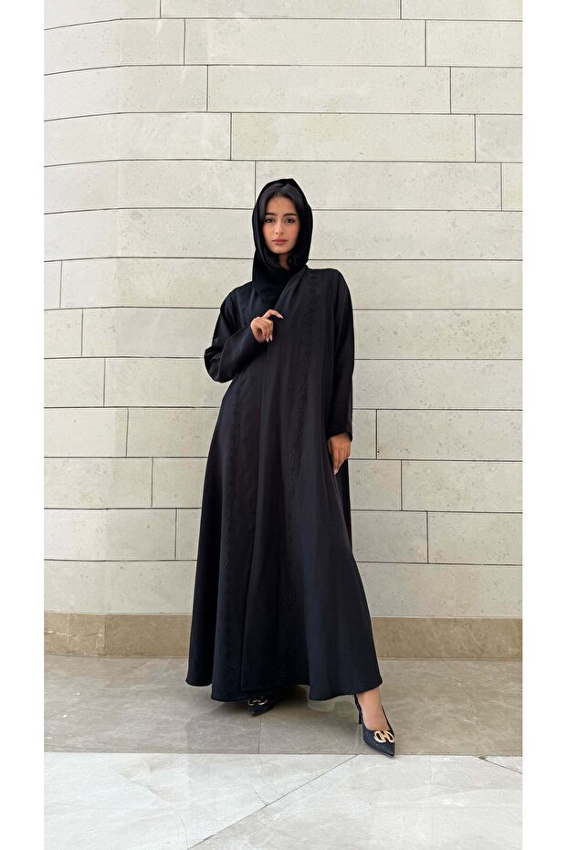 عباية كريب مطرزة باللون الرمادي
