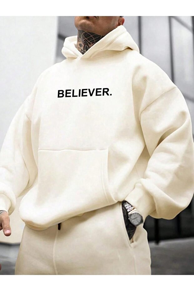 سويت شيرت بغطاء رأس كبير الحجم مطبوع عليه Beige Believer للرجال