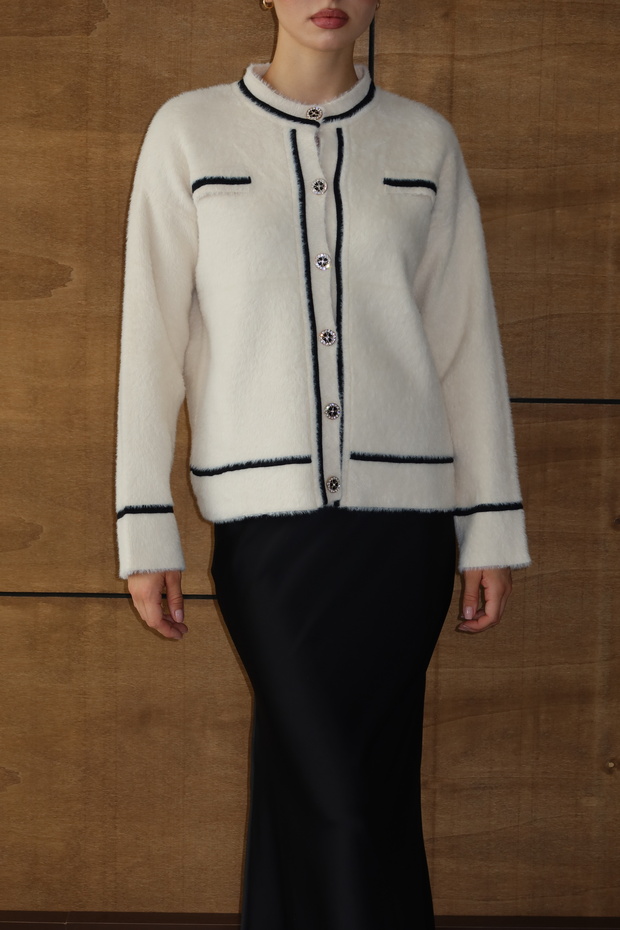 سترة كريمية اللون بأزرار على شكل ورقة البرسيم - 1