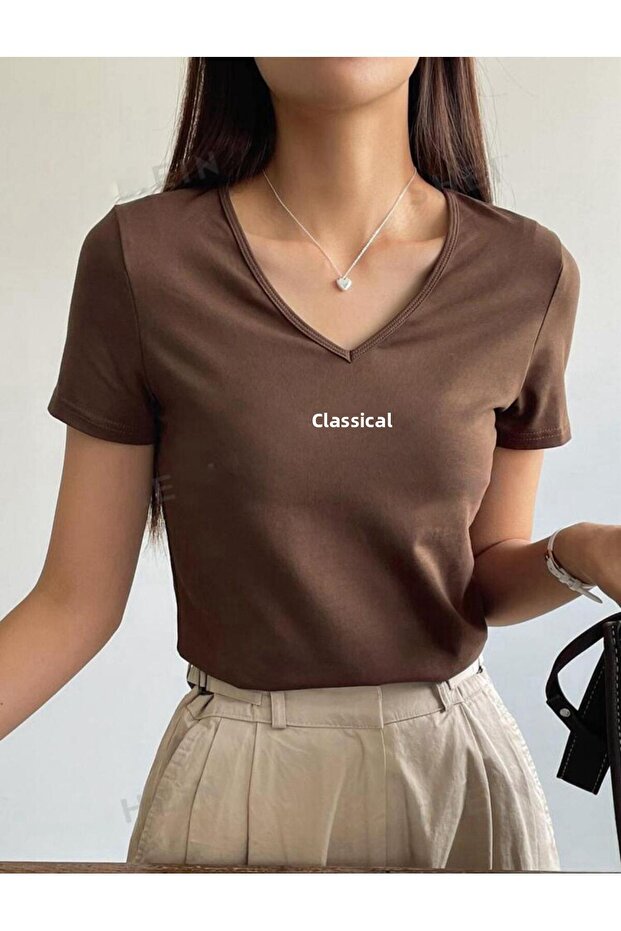 تيشيرت قطني أساسي برقبة على شكل حرف V مطبوع عليه CLASSICAL - 1