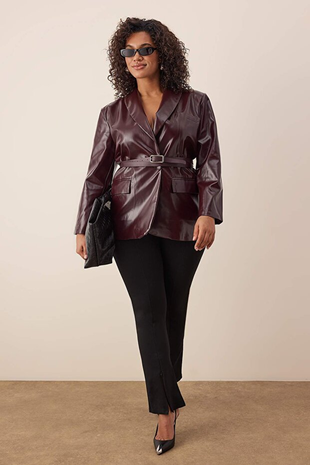 Bordowy płaszcz z paskiem i zapięciem na guziki, wykonany ze sztucznej skóry TBBAW26AG00041 - 1