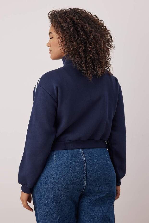 Lacivert Crop Boy Kolej Temalı Şeritli Önü Fermuarlı Büyük Beden Sweatshirt TBBAW26AO00047 - 4