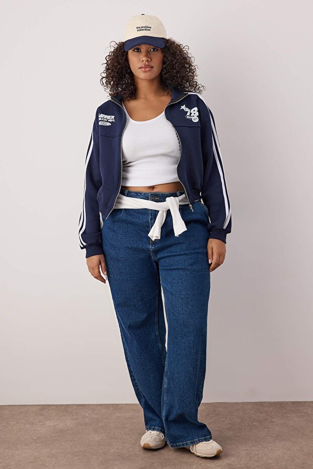 Lacivert Crop Boy Kolej Temalı Şeritli Önü Fermuarlı Büyük Beden Sweatshirt TBBAW26AO00047 - 1