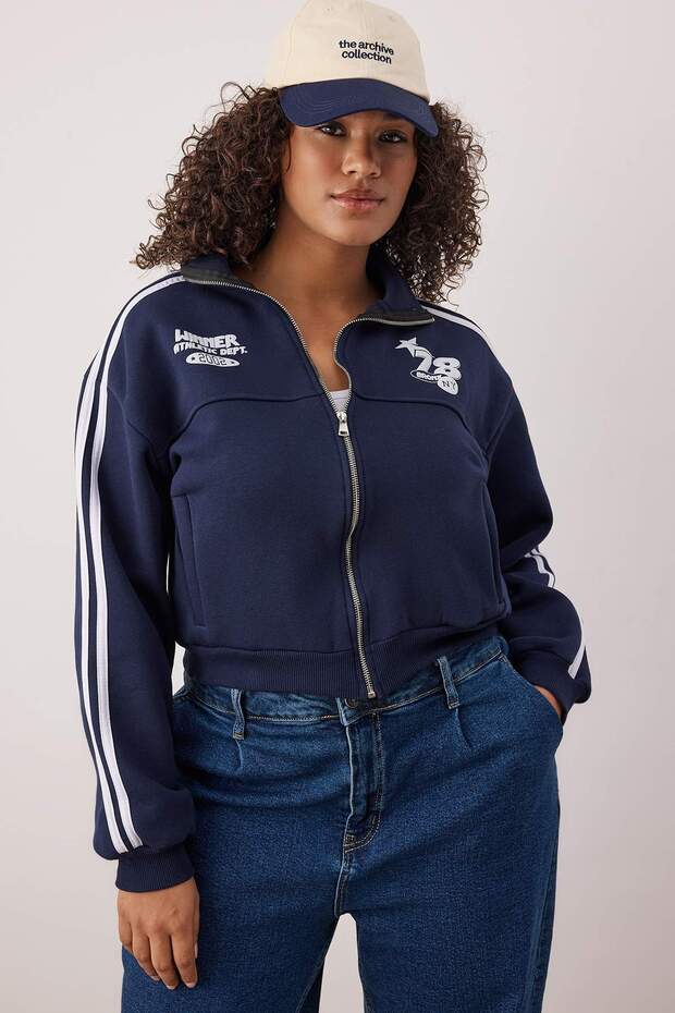 Lacivert Crop Boy Kolej Temalı Şeritli Önü Fermuarlı Büyük Beden Sweatshirt TBBAW26AO00047 - 2
