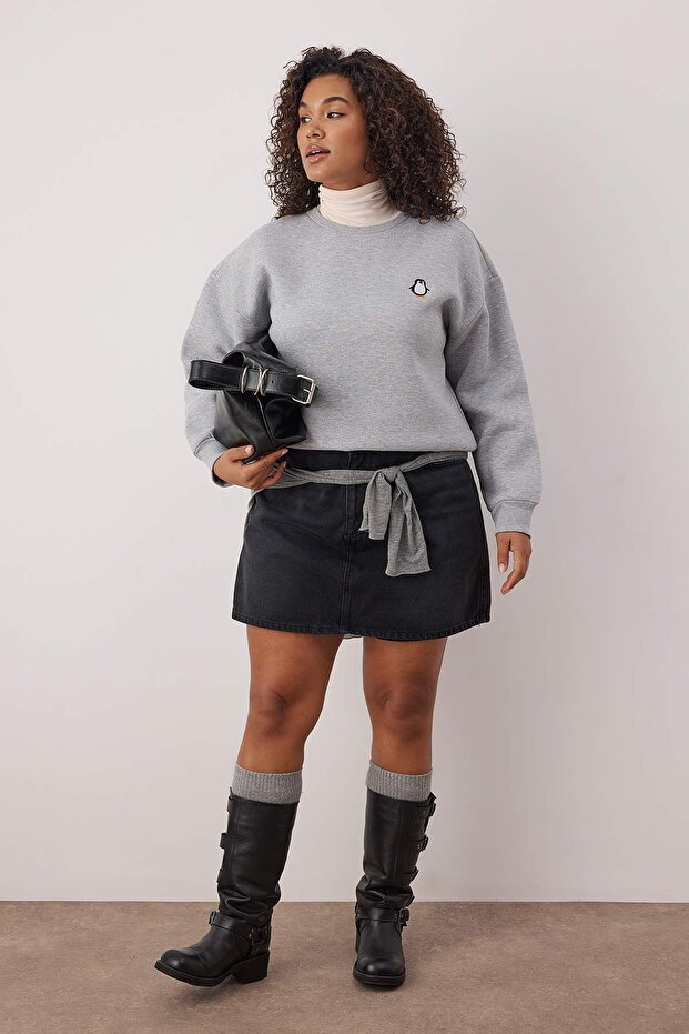 Gri Melanj Penguen Nakışlı Regular Fit İçi Polarlı Büyük Beden Sweatshirt TBBAW26AO00006