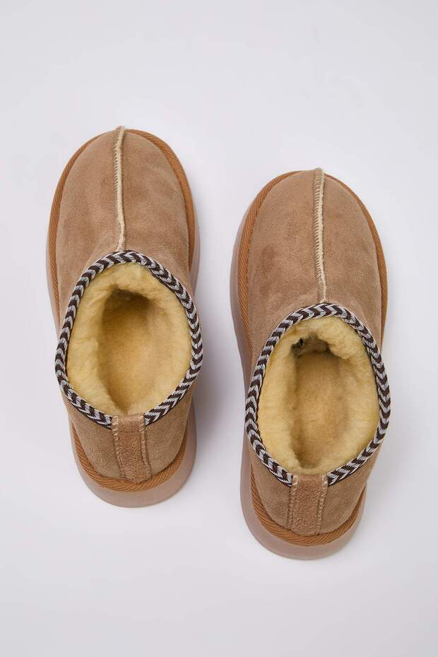 Kum Rengi Nakış Detaylı İçi Kürklü Kalın Taban Kadın Bilekte Terlik Bot TAKAW26BO00003 - 1