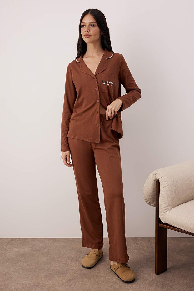 Kahverengi %100 Pamuklu Biye ve Cep Detaylı Baskılı Örme Pijama Takımı THMAW22PT0785 - 1