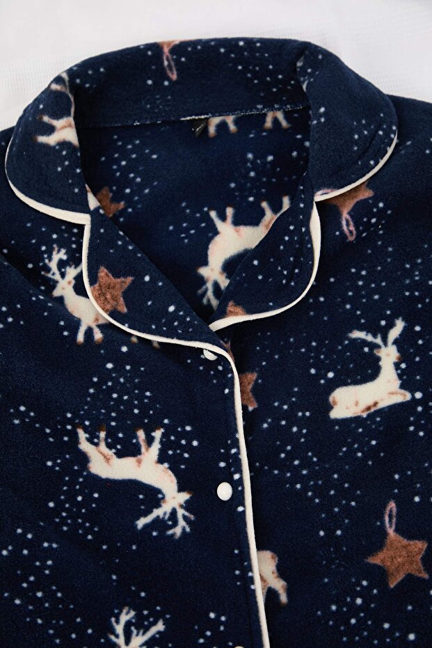 Lacivert Yılbaşı Temalı Geyik Desenli Gömlek Yaka Polar Pijama Takımı TBBAW26AI00054 - 4