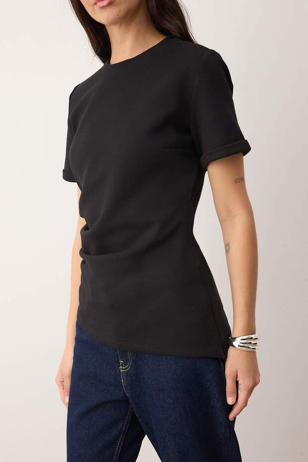 Trendyol Studio Collection Siyah Bisiklet Yaka Asimetrik Vücuda Oturan Örme T-Shirt TWOAW26TS00023 - 3
