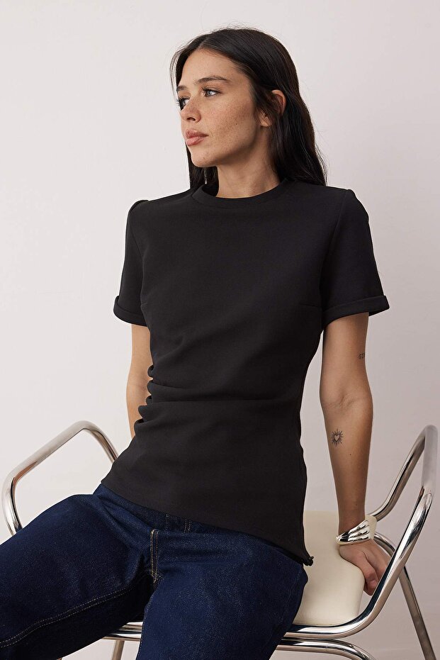 Trendyol Studio Collection Siyah Bisiklet Yaka Asimetrik Vücuda Oturan Örme T-Shirt TWOAW26TS00023 - 2