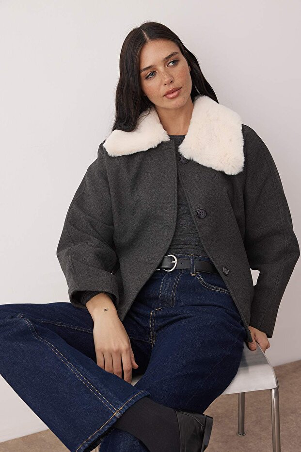 Antrasit Oversize Suni Kürk Yakalı Kısa Oversize Kaşe Kaban TWOAW26KB00073 - 2