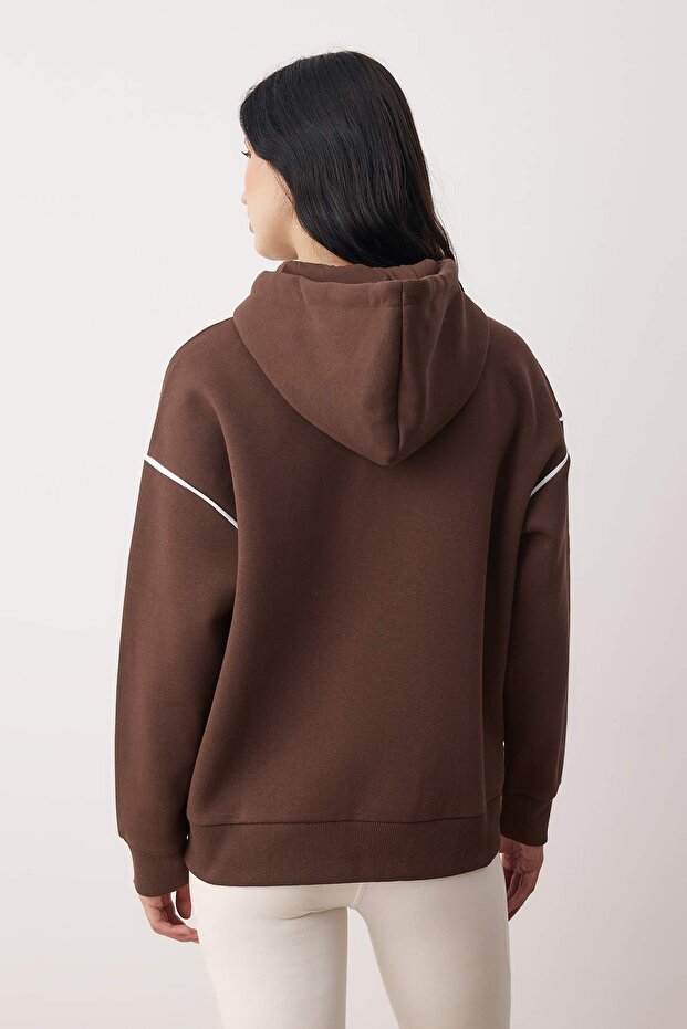 Kahverengi Kapüşonlu ve Biye Detaylı Oversize/Geniş Kalıp Örme Sweatshirt TWOAW26SW00106 - 4