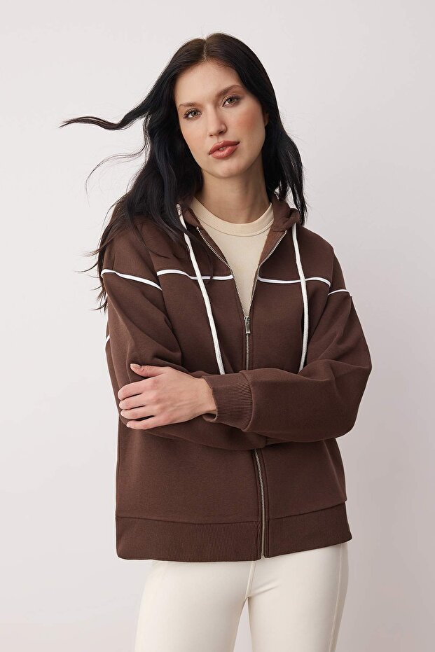 Kahverengi Kapüşonlu ve Biye Detaylı Oversize/Geniş Kalıp Örme Sweatshirt TWOAW26SW00106 - 1