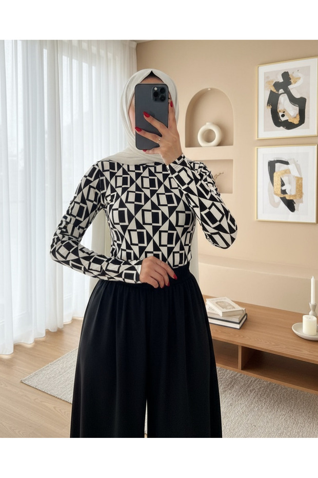 بلوزة منقوشة بشكل عام بنصف رقبة - 1