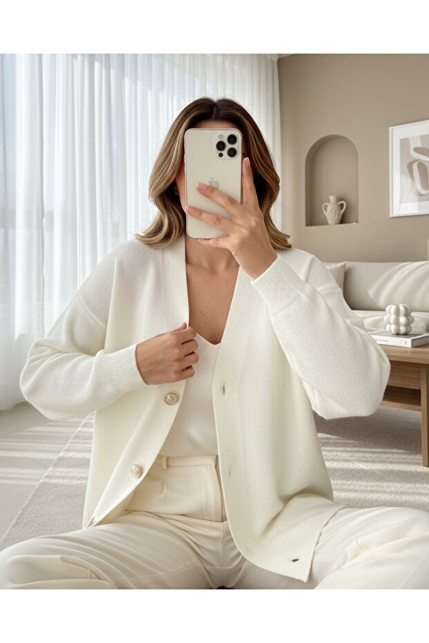 V Yaka Düğmeli Oversize Triko Hırka -Krem - 1