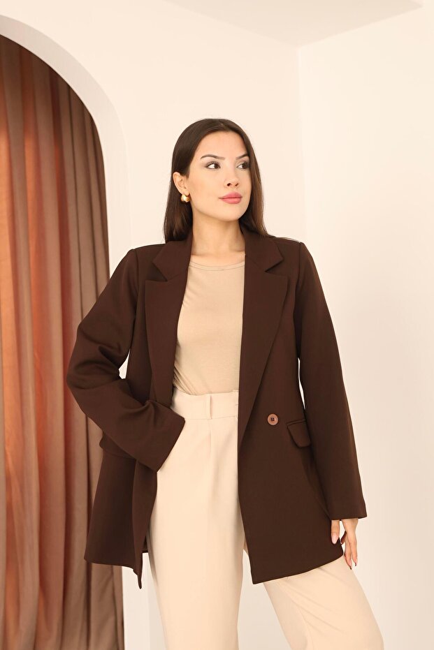 سترة بليزر بنية اللون بأزرار مزدوجة - 4