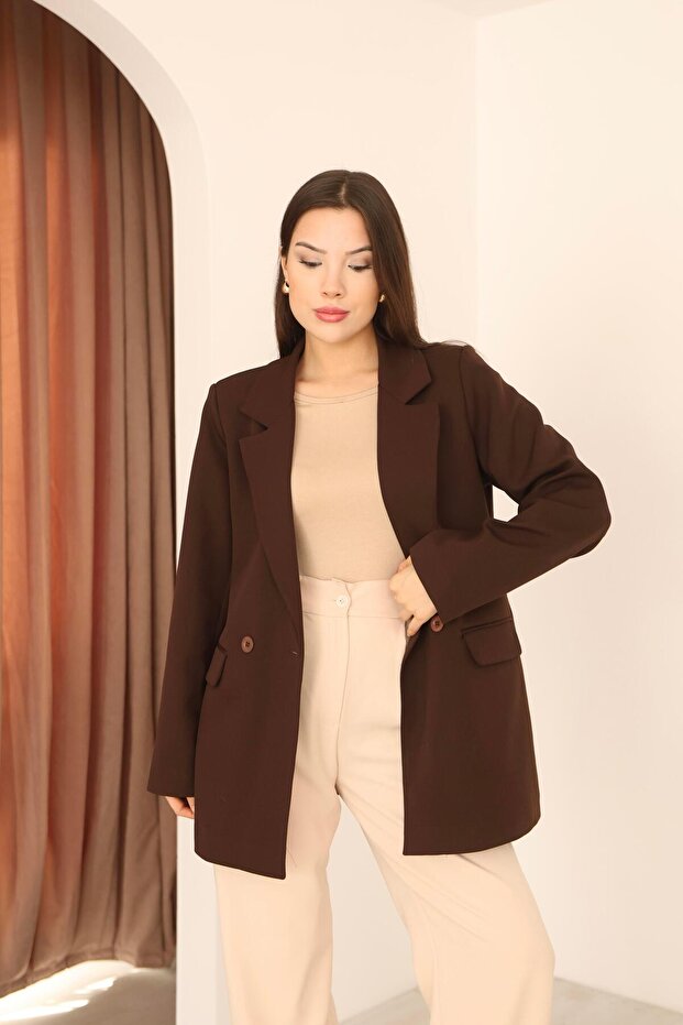 سترة بليزر بنية اللون بأزرار مزدوجة - 3