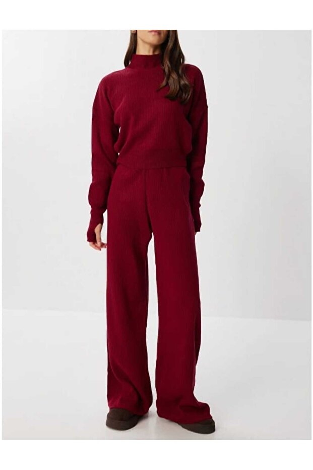 Women's Finger-Interlocking Knitwear Set with Burgundy Knitted Pattern