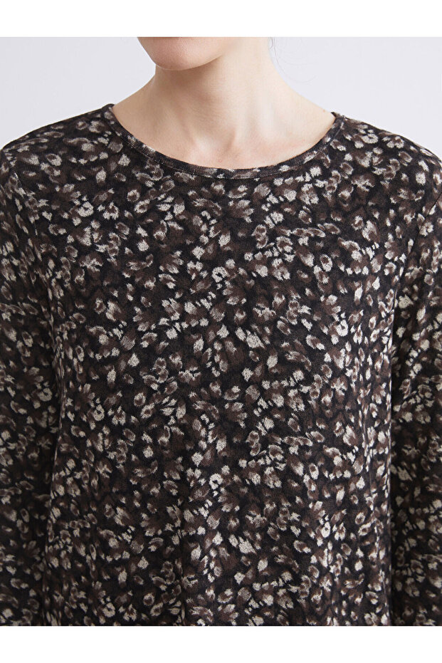 بلوزة LCW جريس ذات ياقة دائرية ونقشة - 3