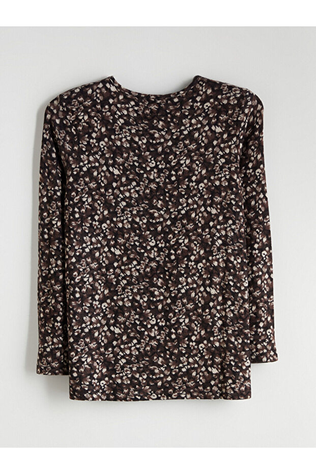 بلوزة LCW جريس ذات ياقة دائرية ونقشة - 6