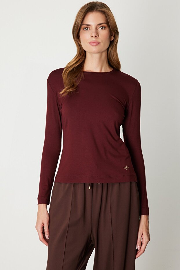 بلوزة أساسية بدون ياقة مع إكسسوارات معدنية - 1