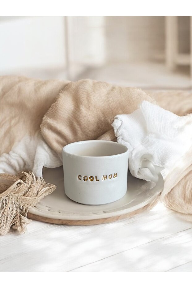 كوب سيراميك مكتوب يدويًا من Cool Mom مع تفاصيل ذهبية