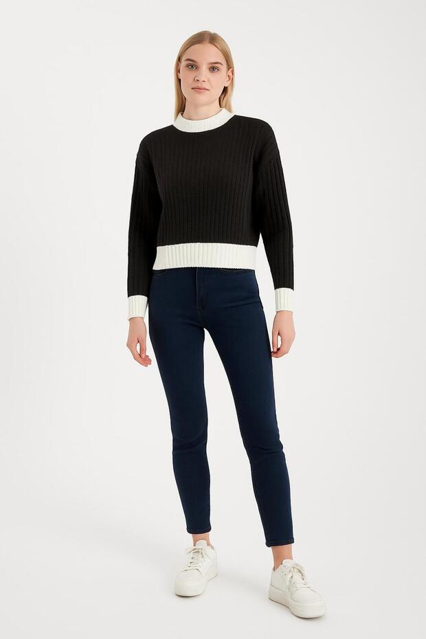 Women's Crew Neck Ribbed and Striped Detail Crop Knitwear Short Sweater