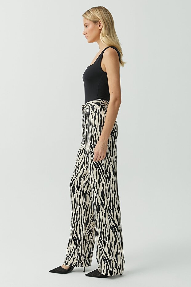 بنطلون منقوش ذو ملمس ساتان - 2