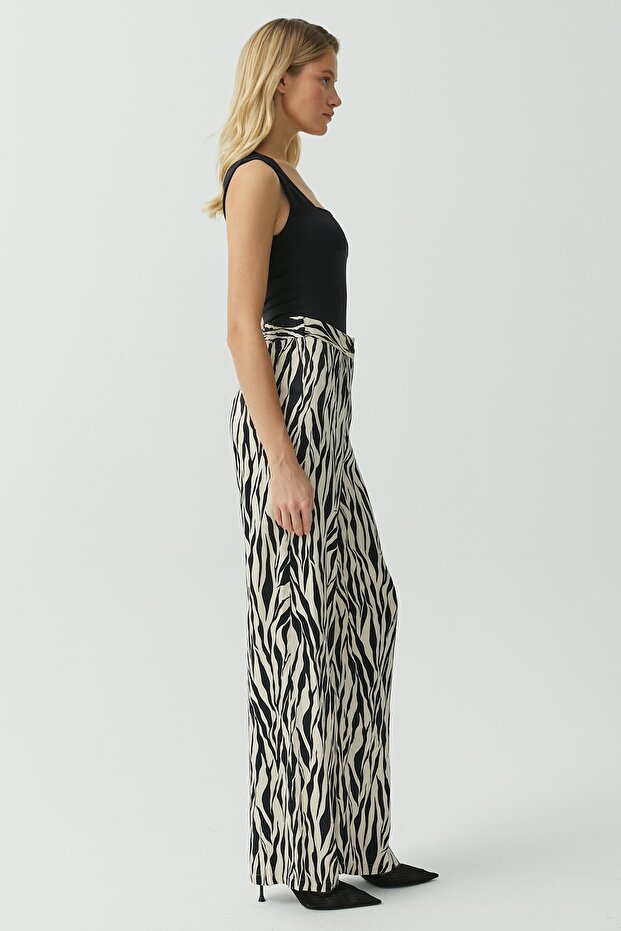 بنطلون منقوش ذو ملمس ساتان - 3