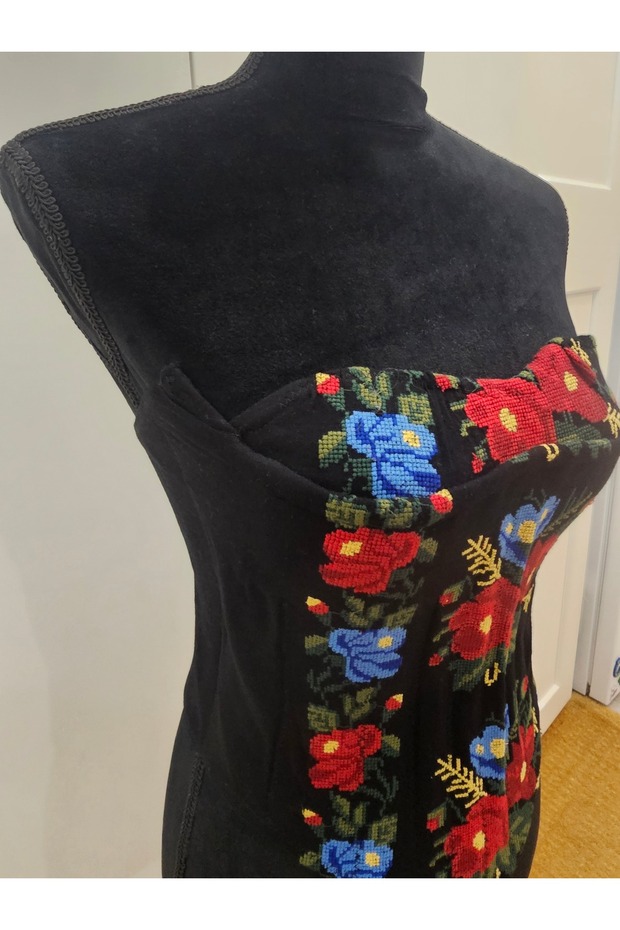 Black corset with traditional pattern - 3