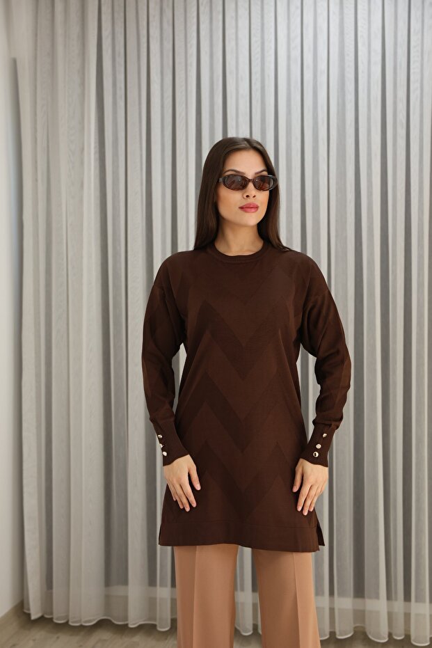 Self-patterned sleeve buttoned tunic