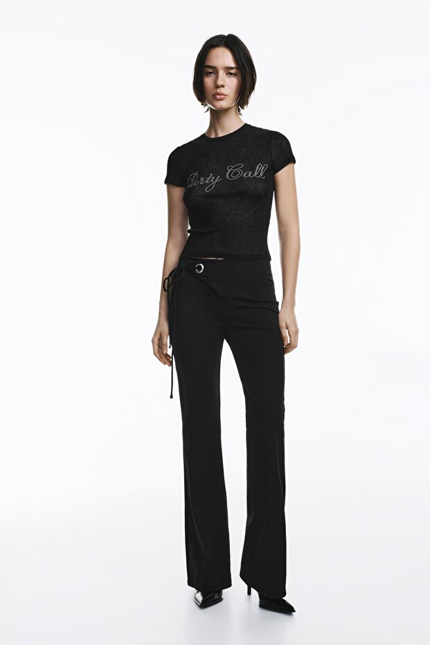Siyah straslı yazılı t-shirt - 3