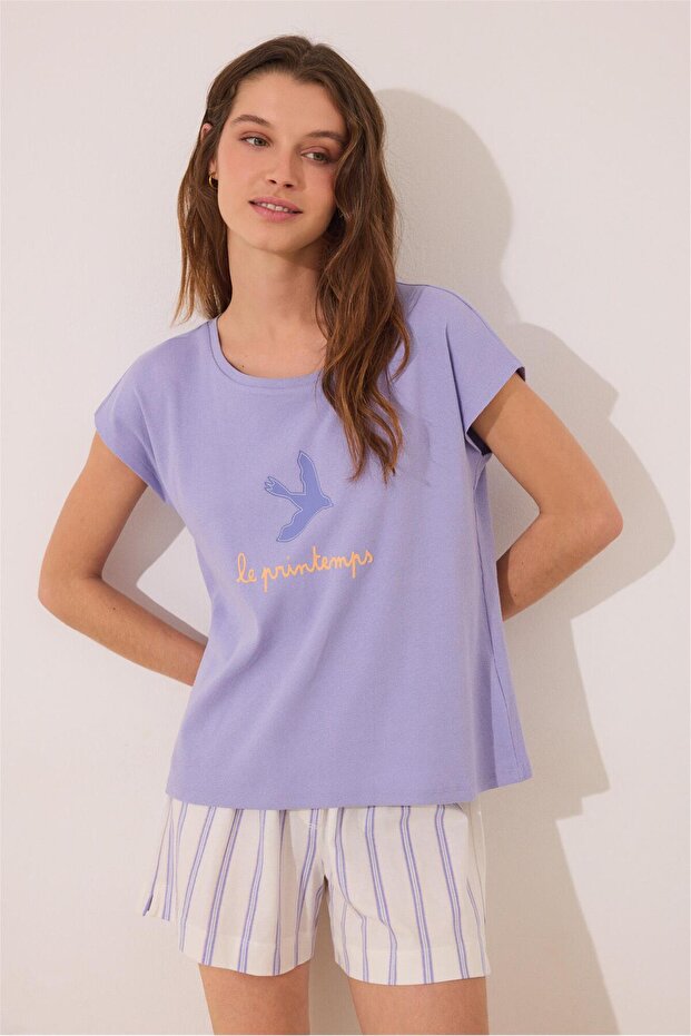 طقم بيجامة قصيرة منقوشة باللون الأرجواني - 1