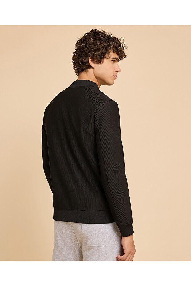 Solid Jacket With Zipper Closure - 6