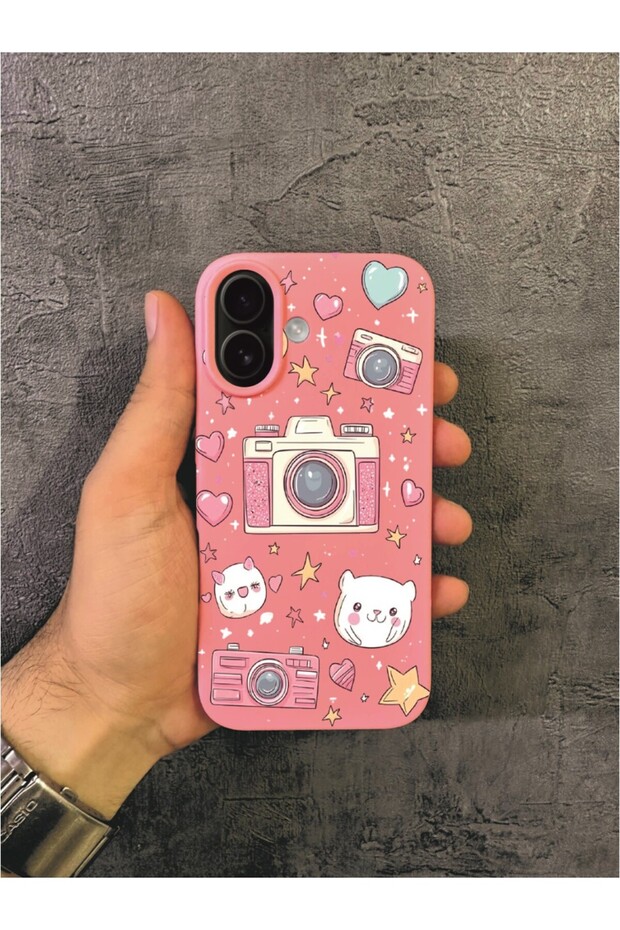 حافظة آيفون 16 بلس المتوافقة مع الكاميرا بنمط دودل باللون الوردي - 1