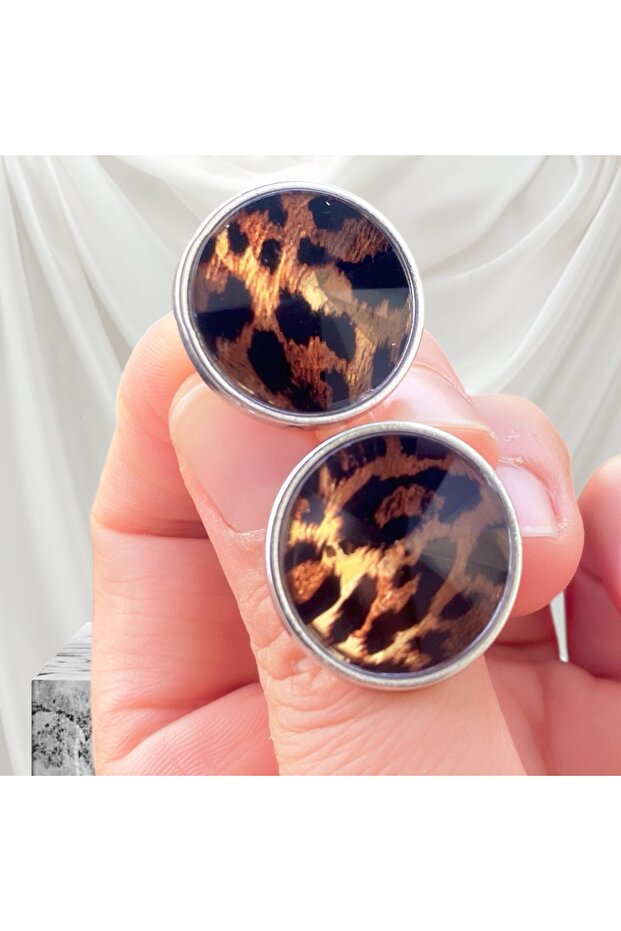 أقراط بإطار فضي منقوشة بنمط الفهد - 2