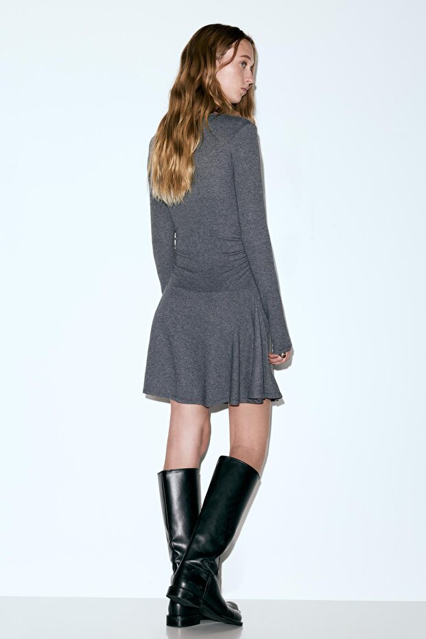 Yumuşak dokulu kısa elbise - 2