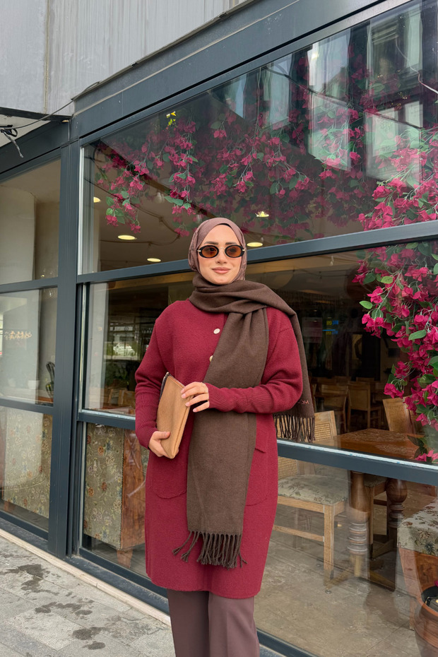 وشاح صوف مزدوج الجوانب بلون بني غامق