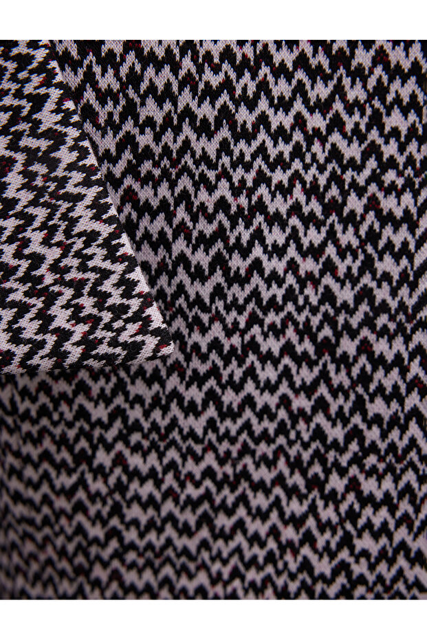 بلوزة منقوشة بتفاصيل فيونكة - 5