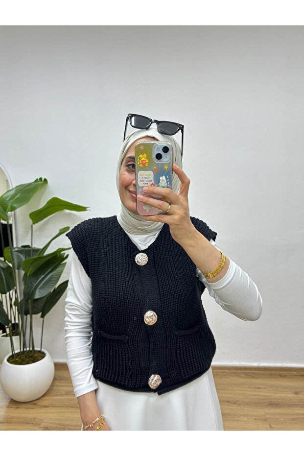 Gold Düğmeli Çift Cepli Triko Yelek - 1