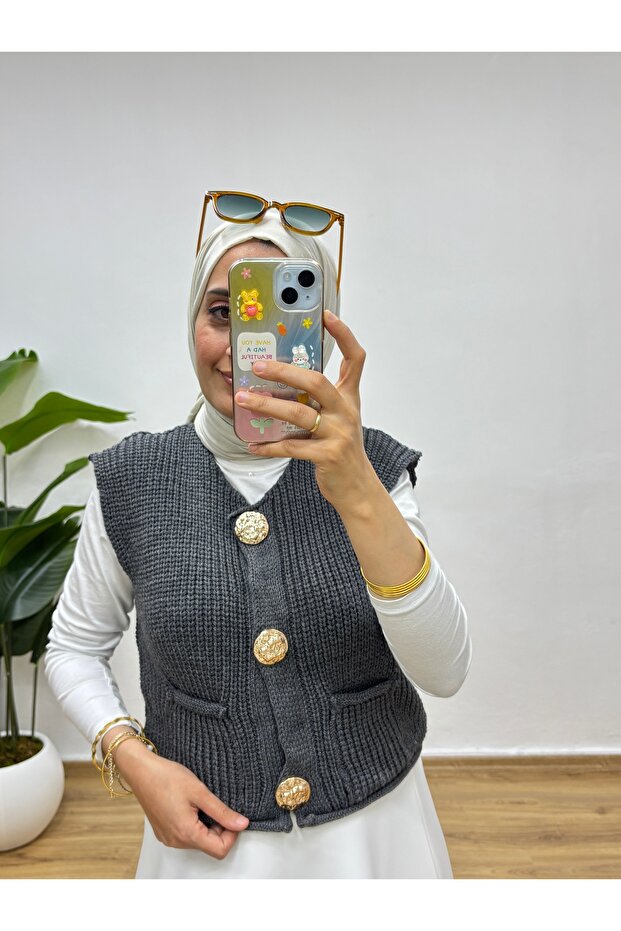 Gold Düğmeli Çift Cepli Triko Yelek - 1