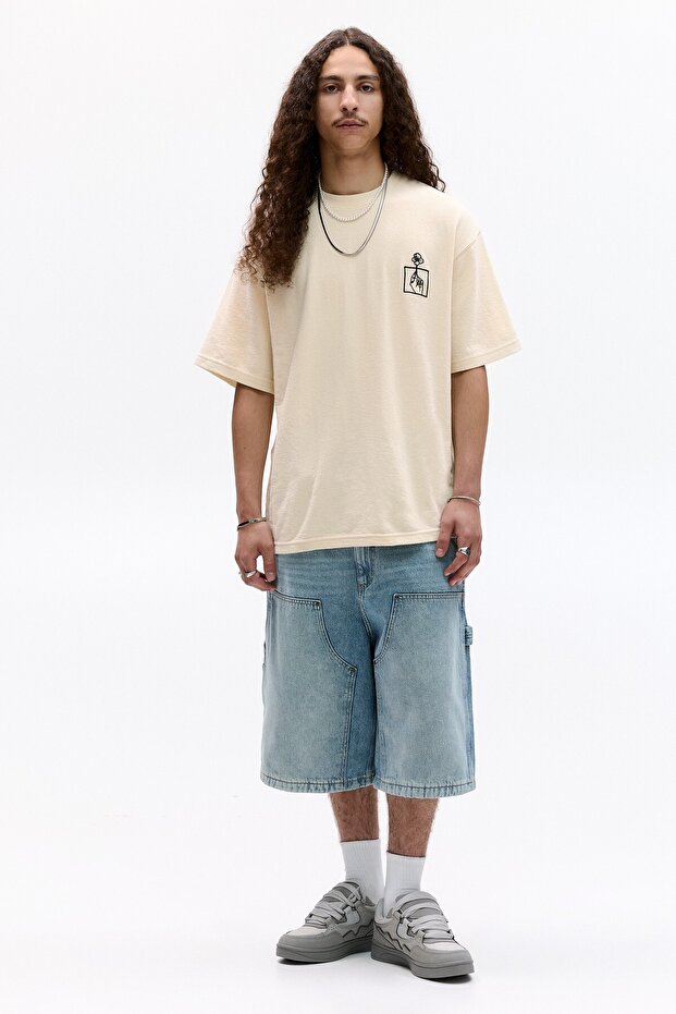 Kontrast işlemeli beyaz tişört - 1