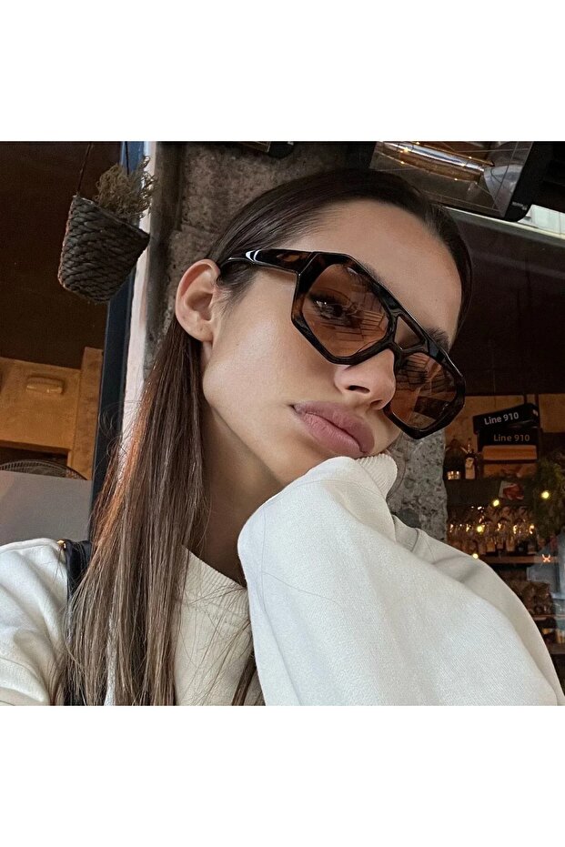 نظارات شمسية نسائية بتصميم مستطيل وإطار بنمط الفهد وعدسات برتقالية من ماركة فيلا