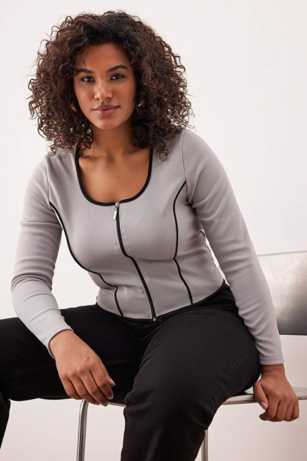 Teen Gri Kontrast Biye Detaylı Fitted/Vücuda Oturan Fermuarlı Yaka Esnek Örme Bluz TBBAW26AF00041 - 2